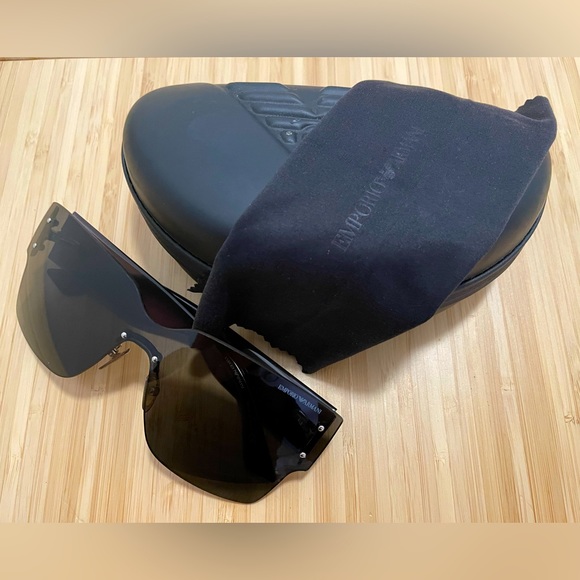 Emporio Armani sunglasses - Picture 1 of 4